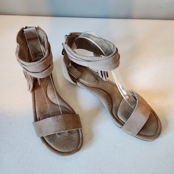 Koolaburra Wedge "EUC" - Picture 7 of 14